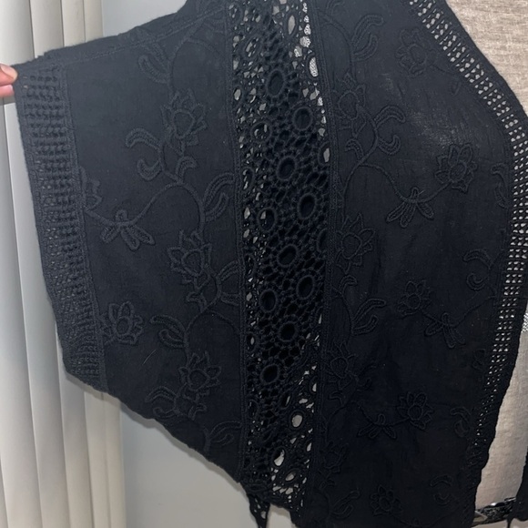 Vince Camuto Embroidered Flowers Sweater. One Size. - Picture 2 of 4